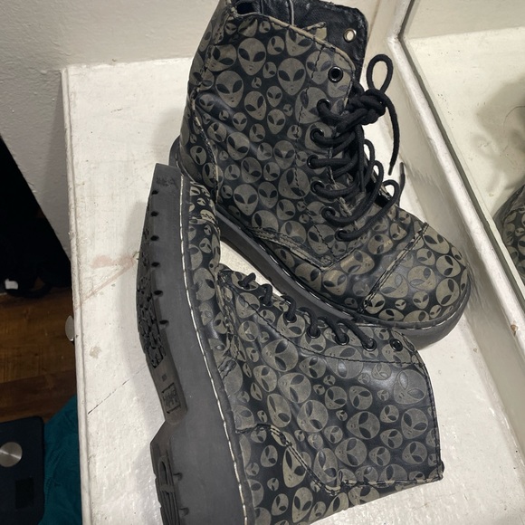 TUK Glow in the Dark Alien Boots - Picture 3 of 4